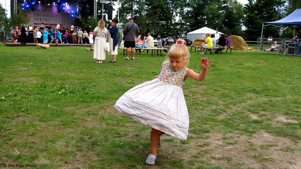 ילדה רוקדת בפסטיבל הסאונה והדבש ריגה