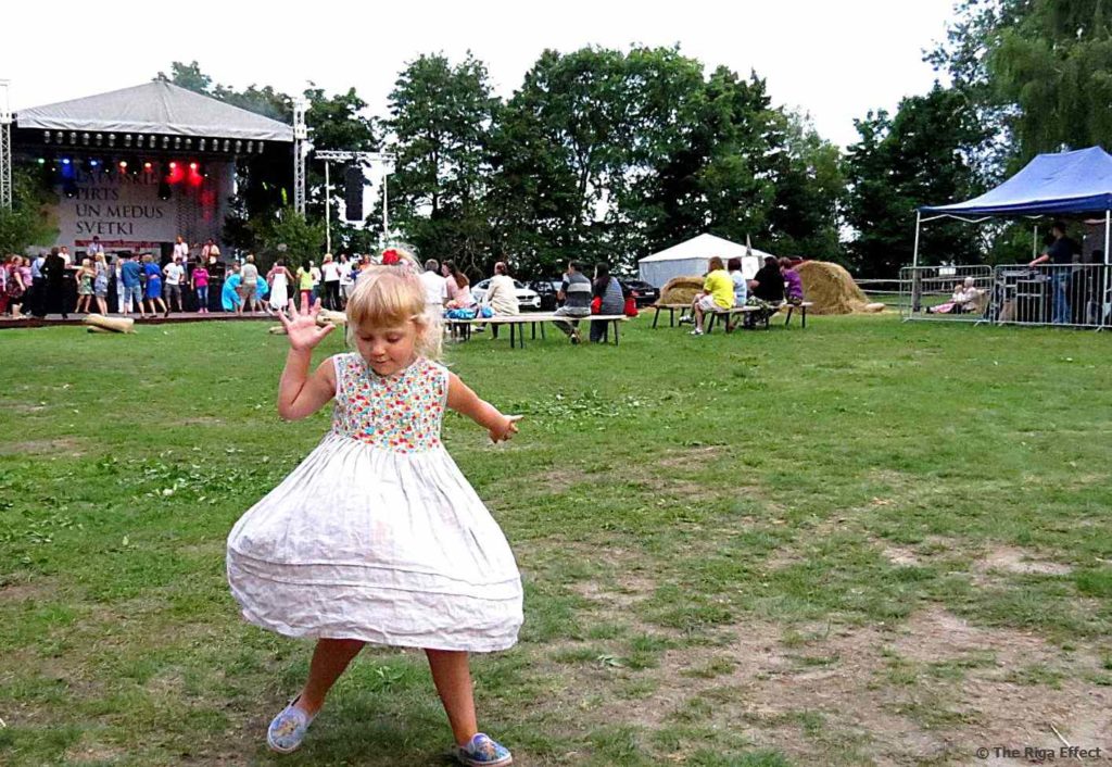 ילדה רוקדת במוזיאון האתנוגרפי הפתוח, ריגה